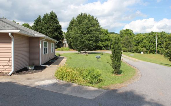 56 W Vineyard Ln, Hayesville, NC 28904